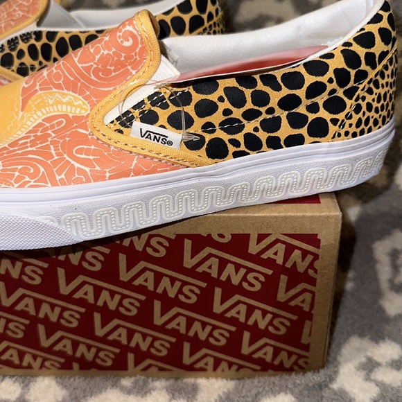 Vans Classic Slip-on Sneakers in Jaguar 🐆 and True White New 😍🐆☀️ - Picture 6 of 17